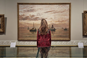 Vrouw kijkt naar een schilderij in De Mesdag Collectie