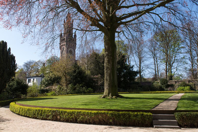 De tuin van De Mesdag Collectie met uitzicht op het Vredespaleis