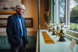 Man bekijkt werk van Colenbrander in De Mesdag Collectie