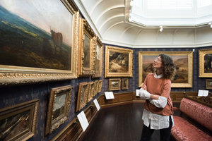 Vrouw kijkt naar een schilderij in De Mesdag Collectie