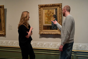 Bezoekers in de tentoonstelling Isaac Israëls. In de ban van Van Gogh