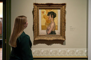 Bezoeker in de tentoonstelling Isaac Israëls. In de ban van Van Gogh