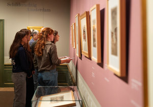 Bezoekers in de tentoonstelling Whistler. Verliefd op Nederland