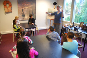 Kinderen krijgen les in het atelier van De Mesdag Collectie