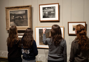 Bezoekers in de tentoonstelling Whistler. Verliefd op Nederland