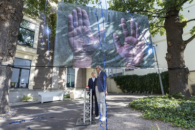Edwin Becker and Joanna de Vos open the exhibition The Sensation of the Sea: In honour of Bas Jan Ader in the garden of The Mesdag Collection in front of the work Hands Up by Hans van Houwelingen. Photo: Jan-Kees Steenman