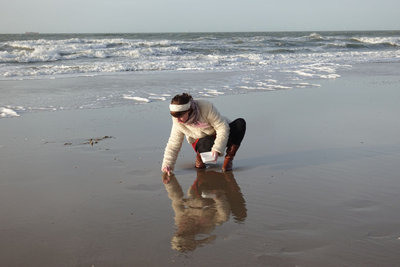 Anne Geene at work at the beach of Scheveningen. Photographer: Arjan de Nooy