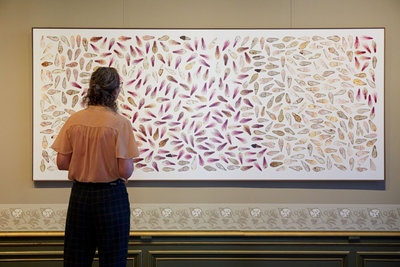 Bezoekers in de tentoonstelling 'Anne Geene. Buitengewoon'