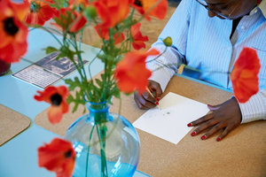 Vrouw is aan het tekenen tijdens een workshop